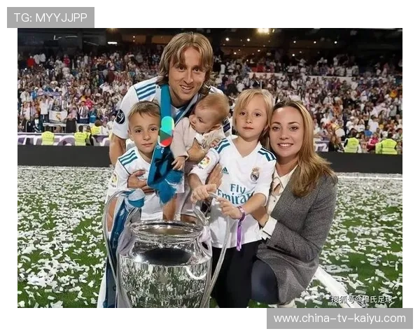 莫德里奇低调出行引热议：精神领袖仍在